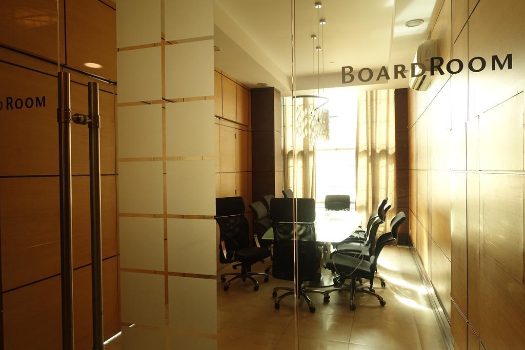 Luxury Condo At Forbeswood Parklane The Fort Bgc San Pedro Makati Exterior foto